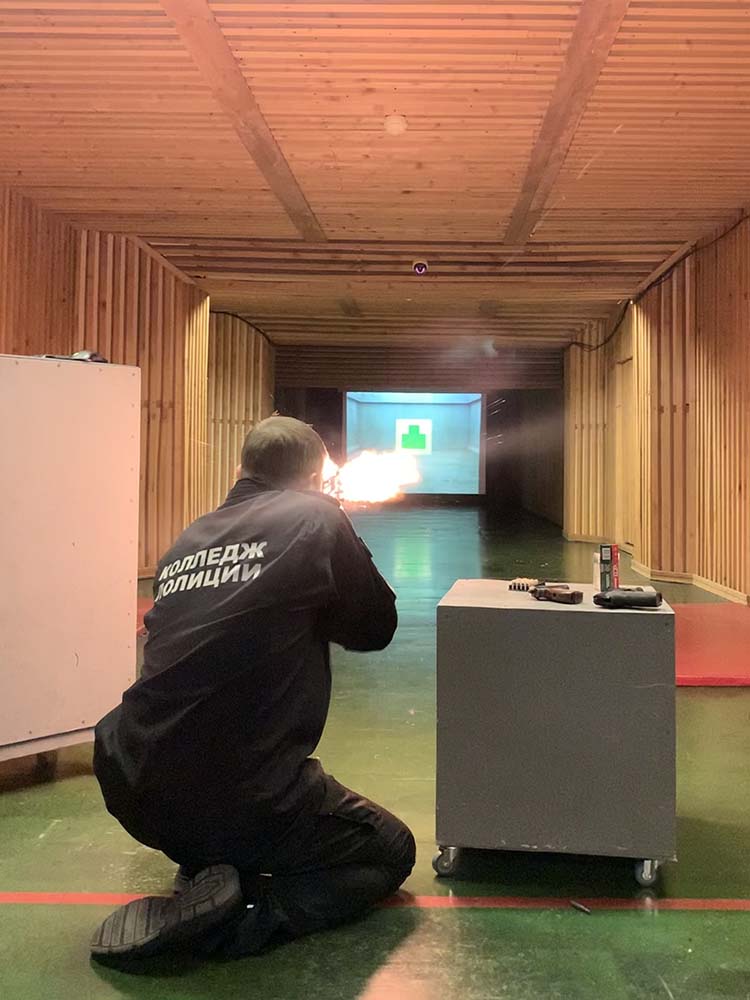 Стрельба холостым патроном из автомата в тире Рубин (Видео)